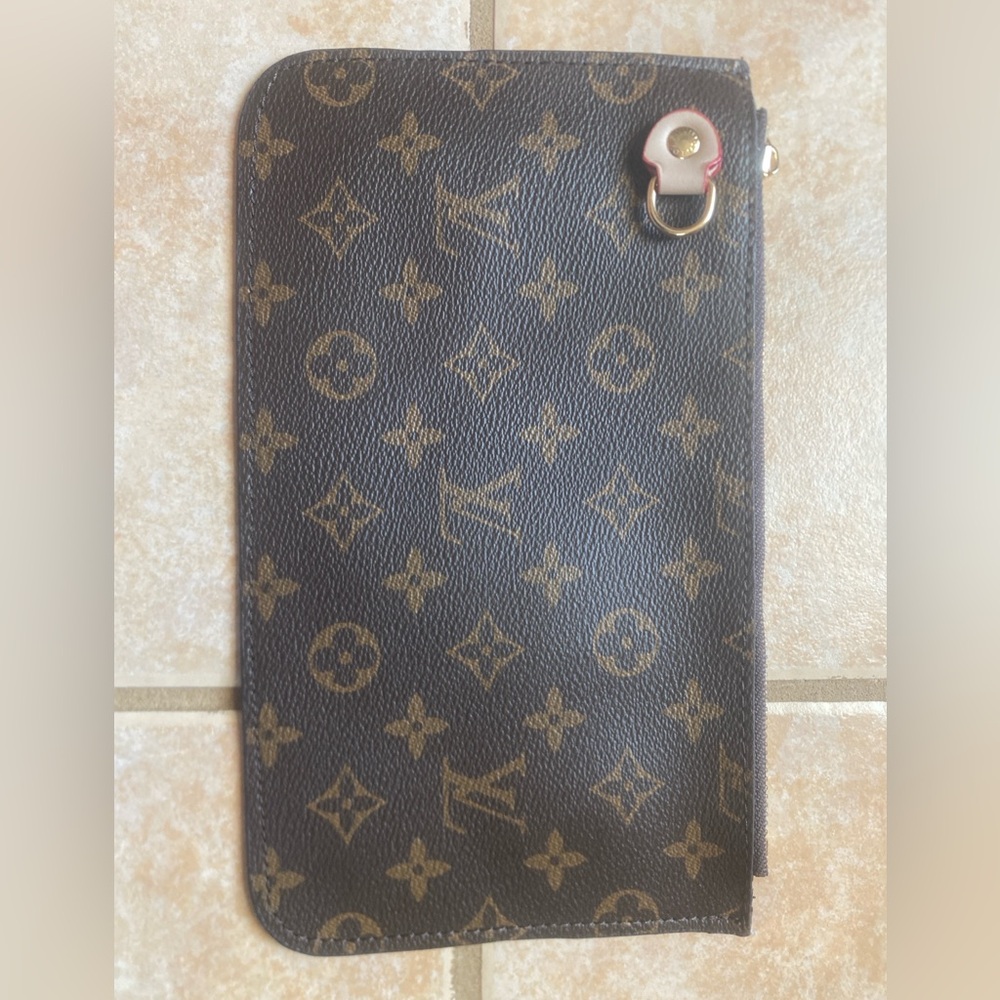 LOUIS VUITTON
Pochette Wristlet Pouch
Monogram Canvas Neverfull MM Brown